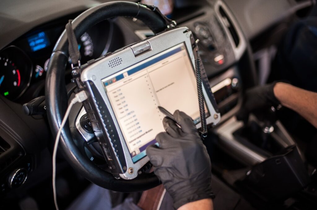 Autocomputer-Diagnose. Automechaniker sucht nach Motorschäden